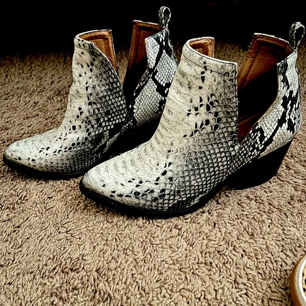 Cute booties for winter season!! Perfect for the holidays!